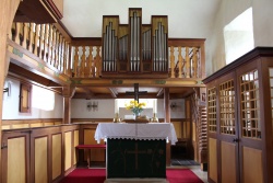 Fronhausen (Lahn)-Bellnhausen, evangelische Dorfkirche, Orgel mit Altar.jpg