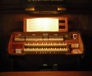Kirchhain, Stadtkirche, Orgel, Spieltisch.jpg