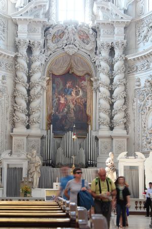 München Theatinerkirche Altar mit Orgel.JPG