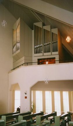 Orgel Leinefelde im Raum.jpg