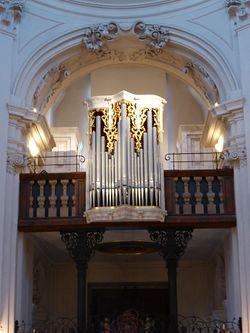 Salzburg Dreifaltigkeitskirche Orgel.jpg