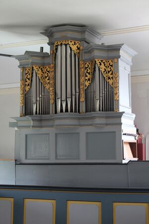 Sichertshausen, evangelische Dorfkirche, Orgel von der Seitenempore aus.jpg
