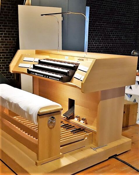 Datei:München-Solln, Apostelkirche (Neuer Spieltisch) (1).jpg