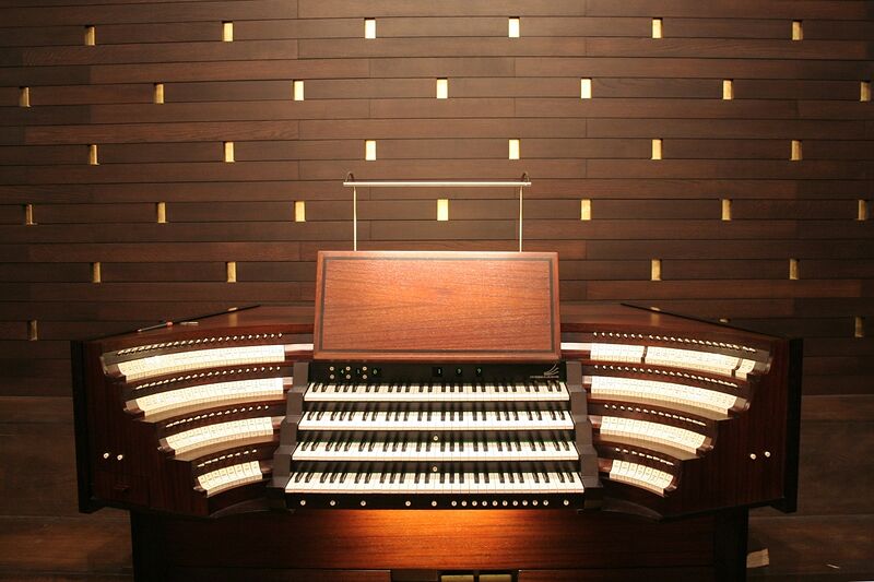 Datei:Karlsruhe, Christuskirche, Spieltisch.jpg