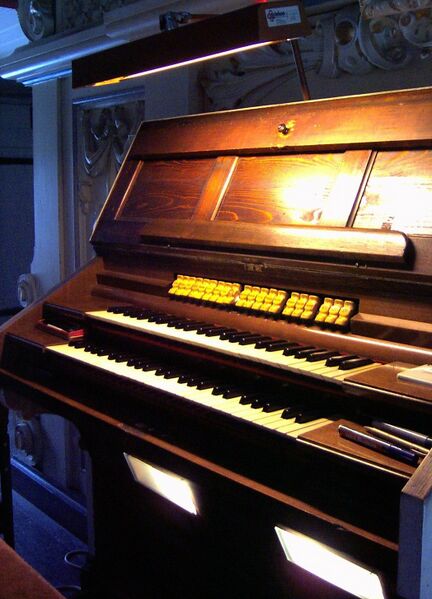 Datei:Tiefurt, St. Christopherus, Spieltisch.jpg