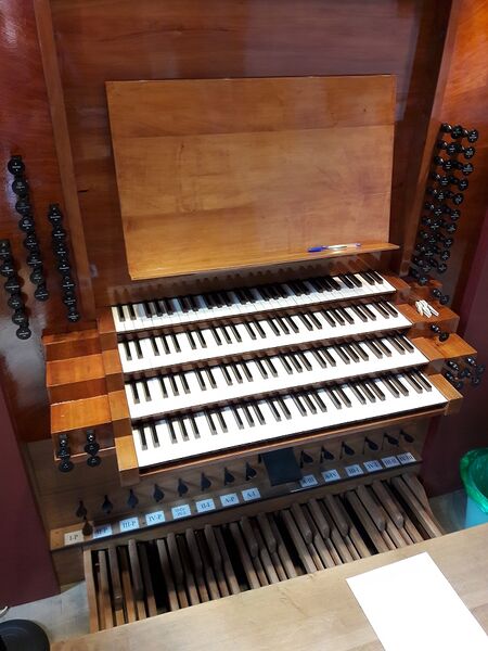 Datei:Mannheim-Neckarstadt, Herz-Jesu, Spieltisch.jpg