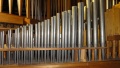 Blick von hinten auf das Pfeifenwerk der Orgel