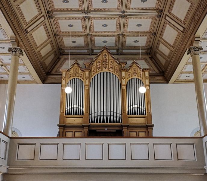 Datei:Hermsdorf,Orgel im Raum.jpg.jpg