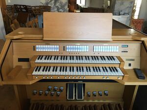 Absam St. Michael Elektronische Orgel (2).JPG