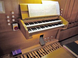 Ahrensfelde, Dorfkirche, Spieltisch.JPG