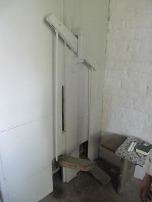 Ahrenshagen, Dorfkirche, Balgtret-Anlage.JPG