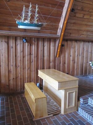 Ahrenshoop, Schifferkirche, Spieltisch.JPG