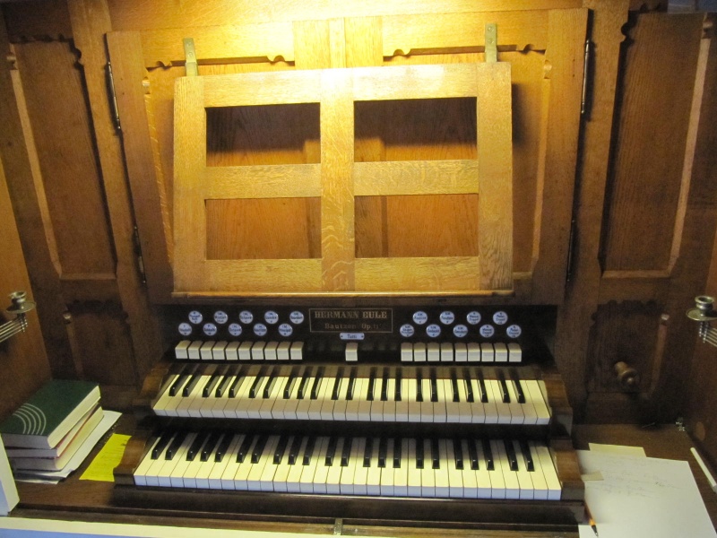 Datei:Arnsdorf-Kleinwolmsdorf, Dorfkirche, Spieltisch.JPG