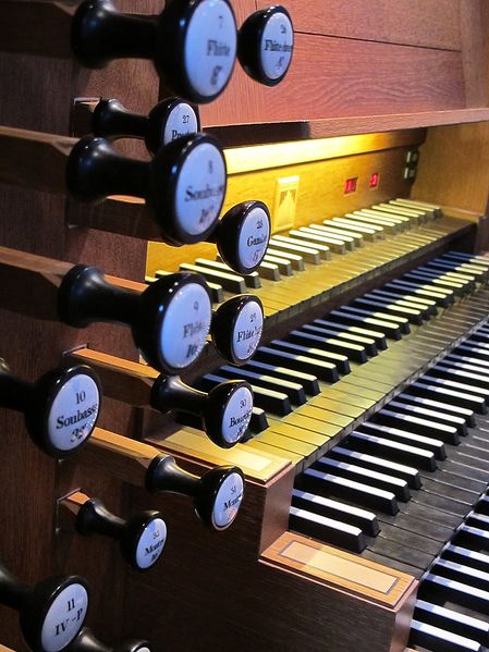 Datei:Augsburg Herz Jesu Spieltisch.jpg