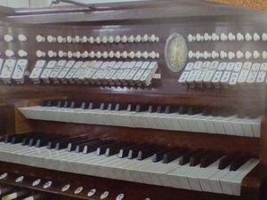 Augustusburg, St. Petri-Kirche Spieltisch.jpg