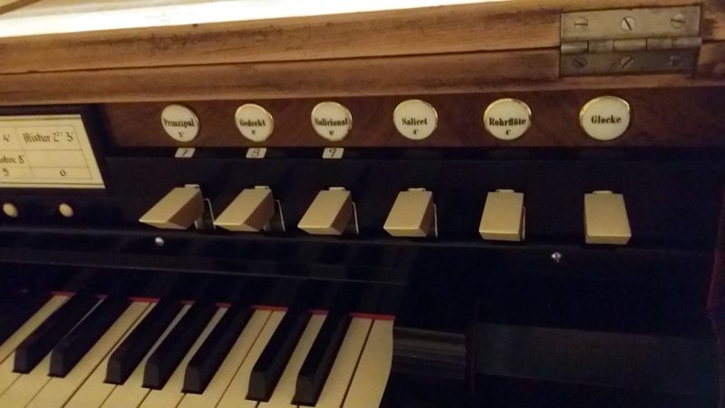 Datei:Baden Hausorgel Register.jpg