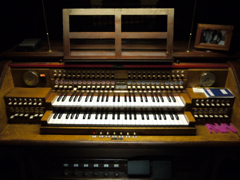 Datei:Berlin, St. Mauritius, Spieltisch.JPG