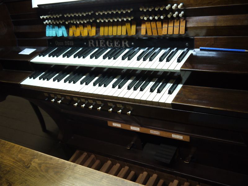 Datei:Berlin-Adlershof, Christus König, Spieltisch.JPG