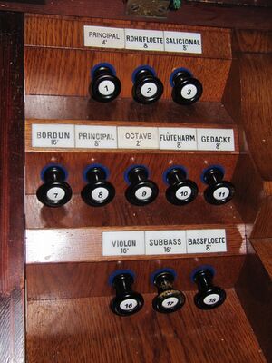 Berlin-Altglienicke, Pfarrkirche (Hauptorgel), Register.JPG