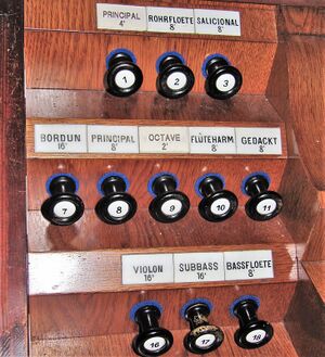 Berlin-Altglienicke, Pfarrkirche (Hauptorgel), Registerneu.JPG