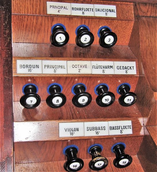 Datei:Berlin-Altglienicke, Pfarrkirche (Hauptorgel), Registerneu.JPG