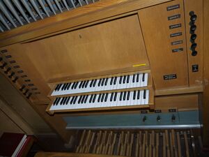 Berlin-Baumschulenweg, St. Anna, Spieltisch.JPG