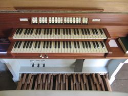 Berlin-Bohnsdorf, Dorfkirche, Spieltisch.JPG