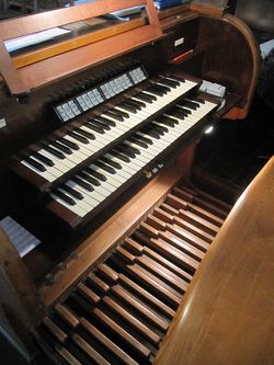 Berlin-Bohnsdorf, Paul-Gerhardt-Gemeindeheim, Spieltisch.JPG