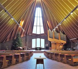 Berlin-Britz, Bruder-Klaus-Kirche, Innenraumneu.JPG