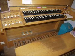 Berlin-Britz, Hephata-Kirche, Spieltisch.JPG