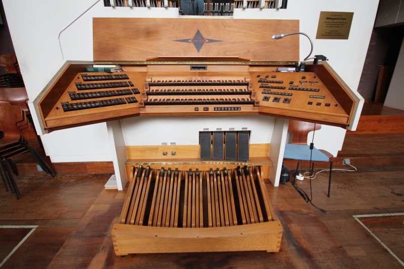 Datei:Berlin-Charlottenburg, Epiphanien, Hauptorgel, Orgel, Spieltisch 1.JPG