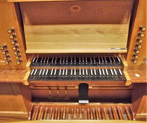 Berlin-Charlottenburg, Friedens-Kirche, Spieltischneu.JPG