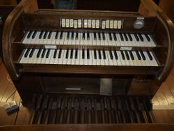 Berlin-Franz. Buchholz, St. Johannes Evangelist, Spieltisch.JPG