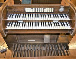 Berlin-Franz. Buchholz, St. Johannes Evangelist, Spieltischneu.JPG