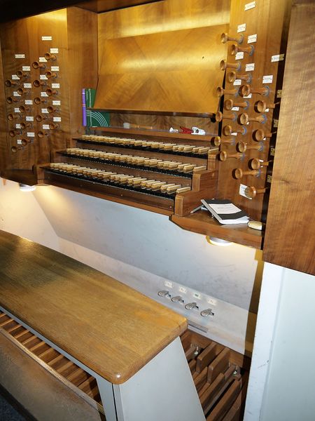 Datei:Berlin-Friedrichshain, St. Bartholomäus, Spieltisch.JPG