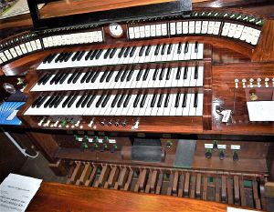 Berlin-Hermsdorf, Apostel Paulus, Spieltischneu.JPG