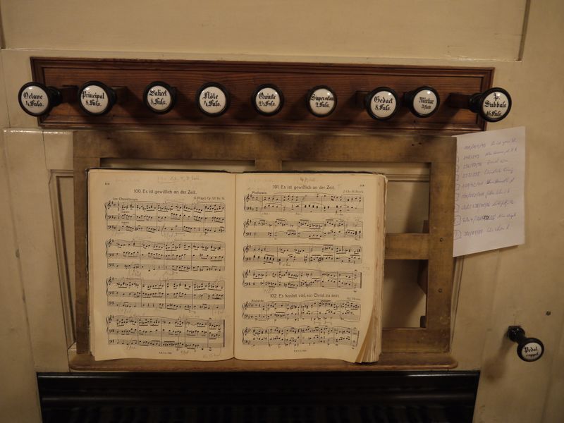 Datei:Berlin-Kladow, Dorfkirche, Spieltisch.JPG