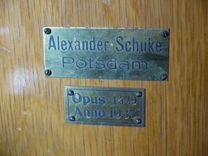 Berlin-Mahlsdorf, Kreuzkirche, Firmenschild.JPG