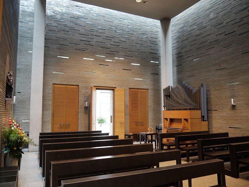 Datei:Berlin-Mitte, St. Thomas von Aquin, Innenraum.JPG