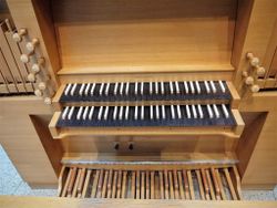 Berlin-Mitte, St. Thomas von Aquin, Spieltisch.JPG