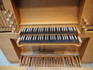 Berlin-Mitte, St. Thomas von Aquin, Spieltisch.JPG