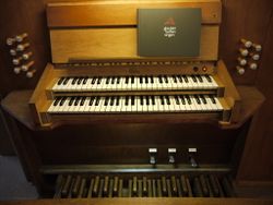 Berlin-Neukölln, Adventgemeinde, Spieltisch.JPG