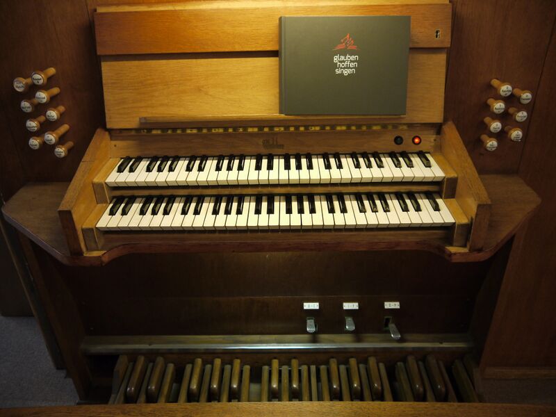 Datei:Berlin-Neukölln, Adventgemeinde, Spieltisch.JPG