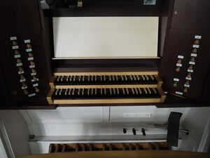 Berlin-Neukölln, Nikodemus-Kirche, Spieltisch.JPG