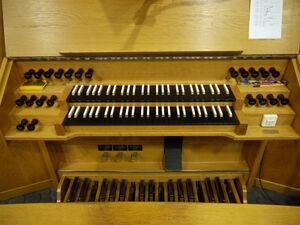 Berlin-Neukölln, St. Dominicus, Spieltisch.JPG