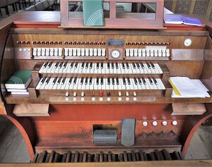 Berlin-Oberschöneweide, Christuskirche, Spieltischneu.JPG