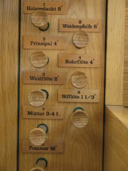 Berlin-Oberschöneweide, St. Antonius (Kleinorgel), Register.JPG