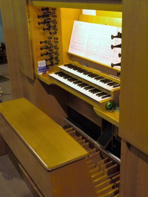 Berlin-Prenzlauer Berg, St. Augustinus, Spieltisch.JPG