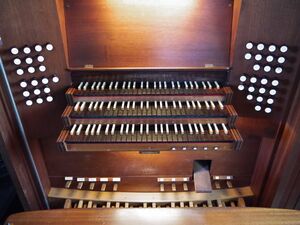 Berlin-Schöneberg, Paul-Gerhardt-Kirche, Spieltisch.JPG