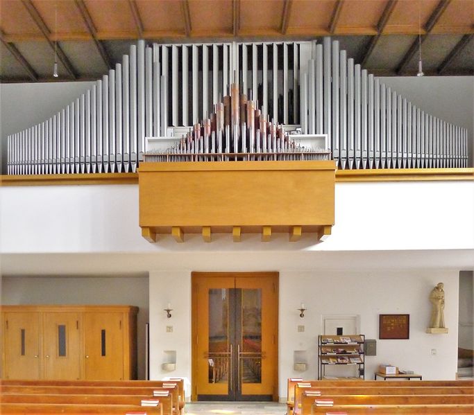 Datei:Berlin-Schmargendorf, Salvatorkirche.jpg